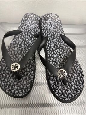 Tory Burch women’s Black and Silver Logo Pattern Flip Flops size 7